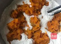 Little hedgehog, little rabbit pumpkin Illustration of how to make walnut and sesame steamed buns 2