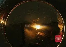 Illustration of how to make golden steamed bun slices 4