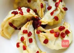 Illustration of making dumplings with minced meat and chives 14