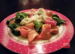 Illustration of how to make colorful wontons 18