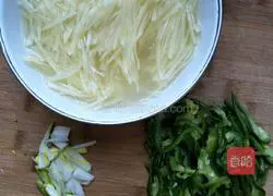 Illustration of how to make scrambled egg pancakes 6