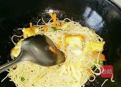 Illustration of how to make vegetarian fried noodles 7