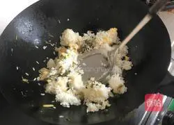 Illustration of how to make egg fried rice 3