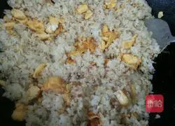 Illustration of how to make egg fried rice 10