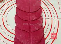 Illustration of how to make beetroot and rose steamed buns 6