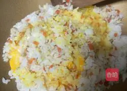 Illustration of how to make egg fried rice 9