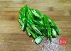 Illustration of how to make double pepper shredded pork fried rice 3