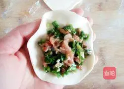 Illustration of how to make three fresh stuffed buns 11