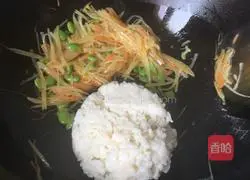 Illustration of how to make shredded potato fried rice 10