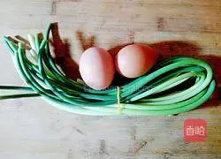 Illustration of how to make fried egg pancakes with garlic and moss 1