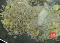 Illustration of how to make mung bean sprouts and egg fried rice 8