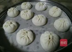 Illustration of how to make tomato and beef buns 11