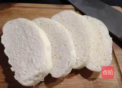 Illustration of how to make steamed bun slices fried with egg liquid 1