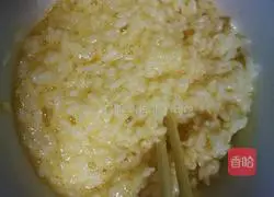 Less oil ❤ Separate grains of golden octopus egg fried rice illustration 3