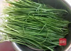 Illustration of how to make egg, leek and shrimp dumplings 3