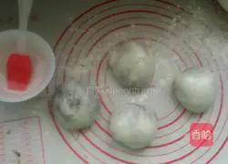 Illustration of how to make black sesame sauce pancakes 4