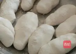 Illustration of making large meat-filled glutinous rice balls 2