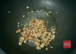 Illustration of how to make fried rice with diced vegetables and meat 4