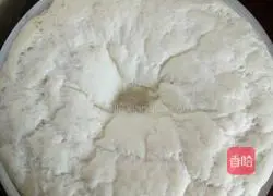 Illustration of how to make pork and pickled cabbage buns 4