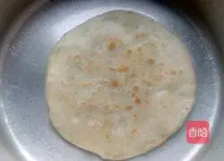 Illustration of how to make crispy green onion pancake 11