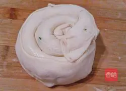 Illustration of how to make crispy scallion pancake 15