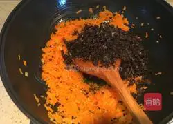 Illustration of how to make dumplings stuffed with carrots and fungus 7