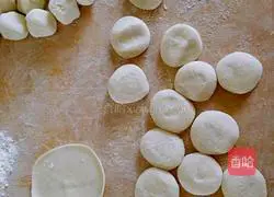 Illustration of how to make meat and three fresh dumplings 11