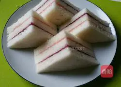 Illustration of making jam sandwich 6