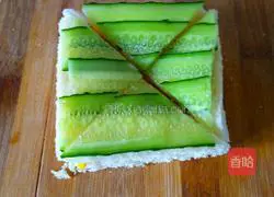 Illustration of how to make cucumber carrot and omelette sandwich 10