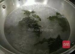 Illustration of how to make seaweed and shrimp skin wontons 2