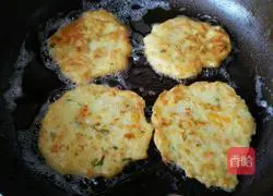 Illustration of how to make pan-fried potato and three vegetable pancakes 7
