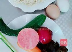 Illustration of how to make assorted ham and egg fried noodles 1