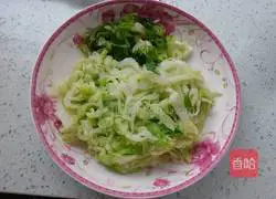 Illustration of how to make fried noodles with eggs and cabbage 3