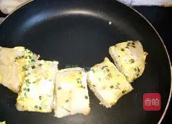 Illustration of how to make delicious egg pancakes 13