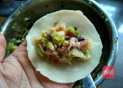 Illustration of how to make cabbage, shrimp skin and pork dumplings 10