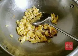 Illustration of how to make colorful egg fried rice 12