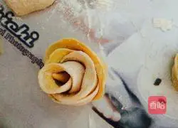 Illustration of how to make rose pumpkin steamed buns 8