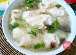 Illustration of how to make wontons in pork rib soup 1
