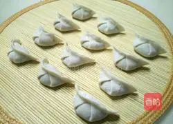 Illustration of how to make celery and fresh meat dumplings 16