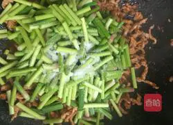 Illustration of how to make fried pancakes with shredded pork, garlic and moss 6