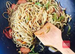 Illustration of how to make sausage fried noodles 3
