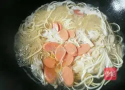 Illustration of cooking noodles with enoki mushrooms 7