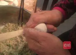 Illustration of how to make pork and celery dumplings 16