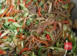 Illustration of how to stir-fry vermicelli with cabbage 5