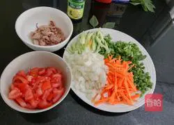 Chicken legs mixed with vegetables Illustration of making noodles 2