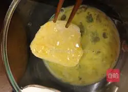 Illustration of how to make golden steamed bun slices 3