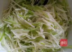 Illustration of how to make green pepper and potato pancakes 4