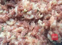 Illustration of how to make pork and mushroom dumpling stuffing 1