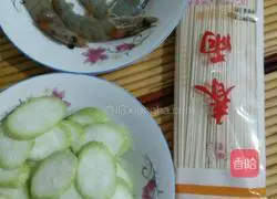 Illustration of how to make loofah and prawn noodles 1