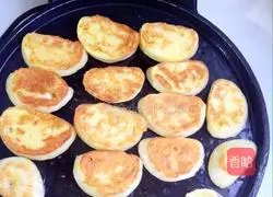 Illustration of how to make pan-fried steamed bun slices 6